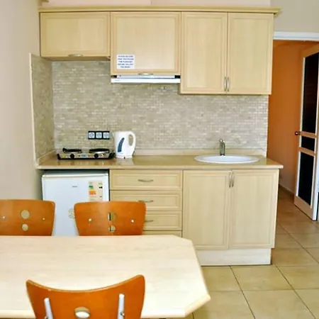 Club Dena 公寓式酒店 马尔马里斯